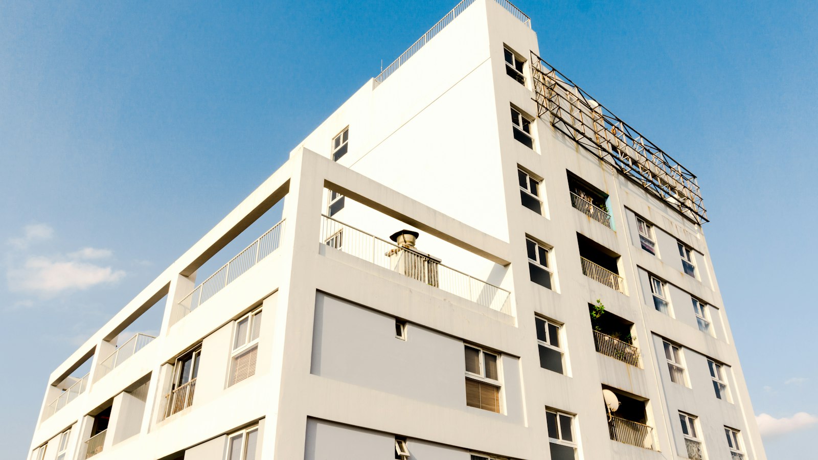 青空の下の白い事業所の建物